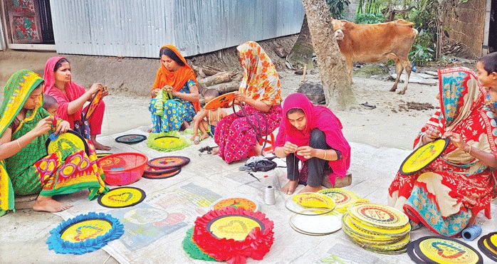 গ্রামীণ নারীর হাতপাখায় জীবন-চাকা
